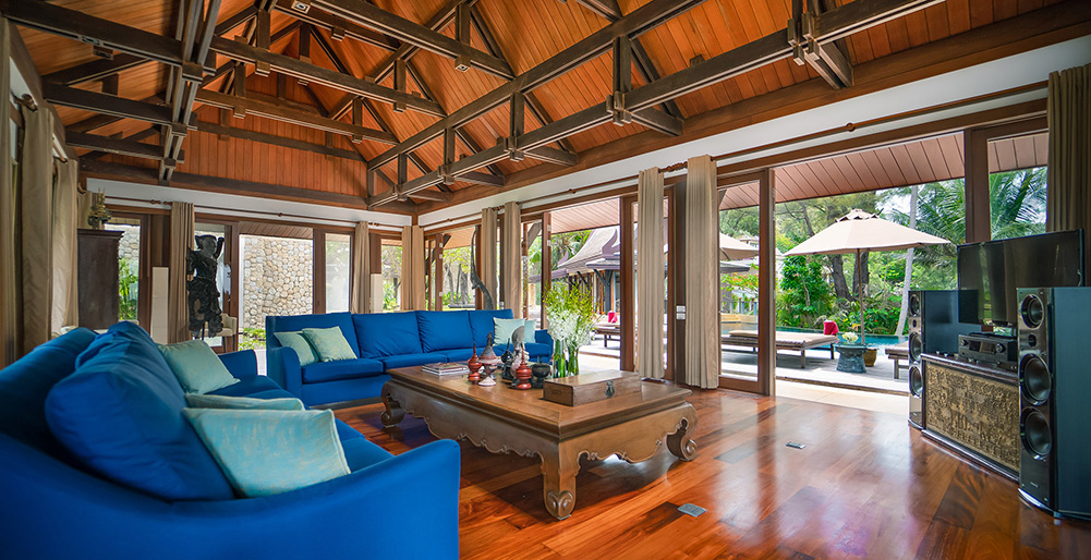Villa Chada - Breezy living area by the pool